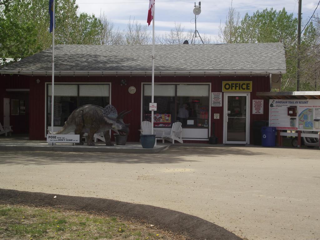 Dinosaur Trail Rv Resort & Cabins Drumheller Exteriör bild